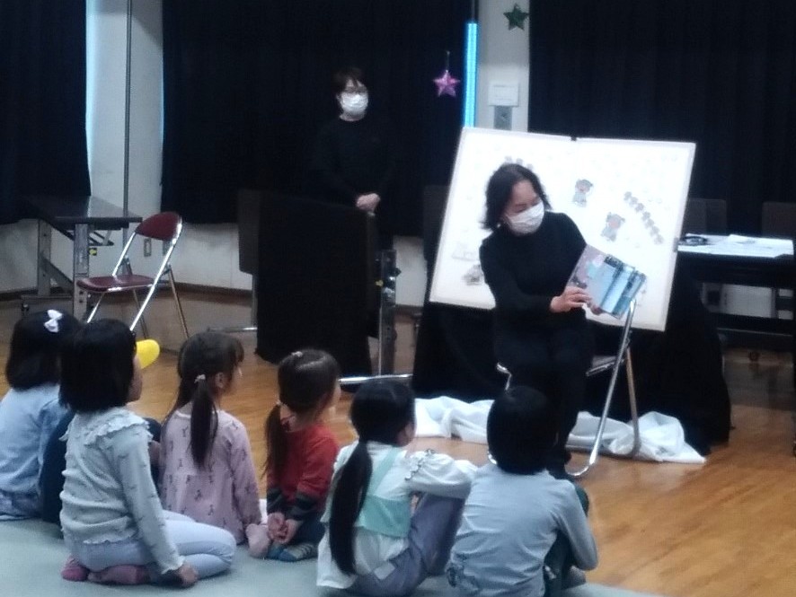 おはなし会の様子の写真