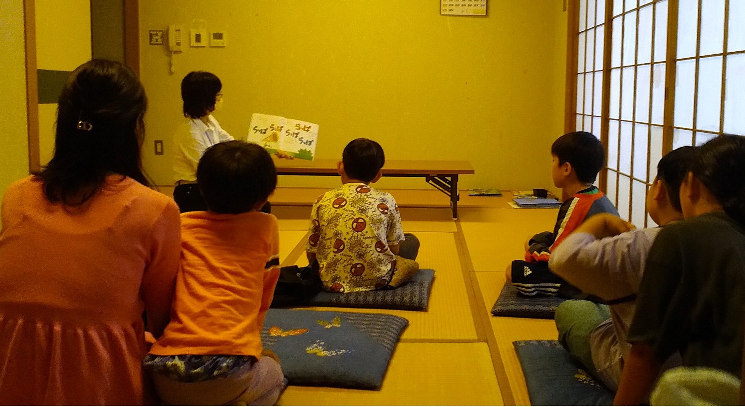 おはなし会の様子の写真