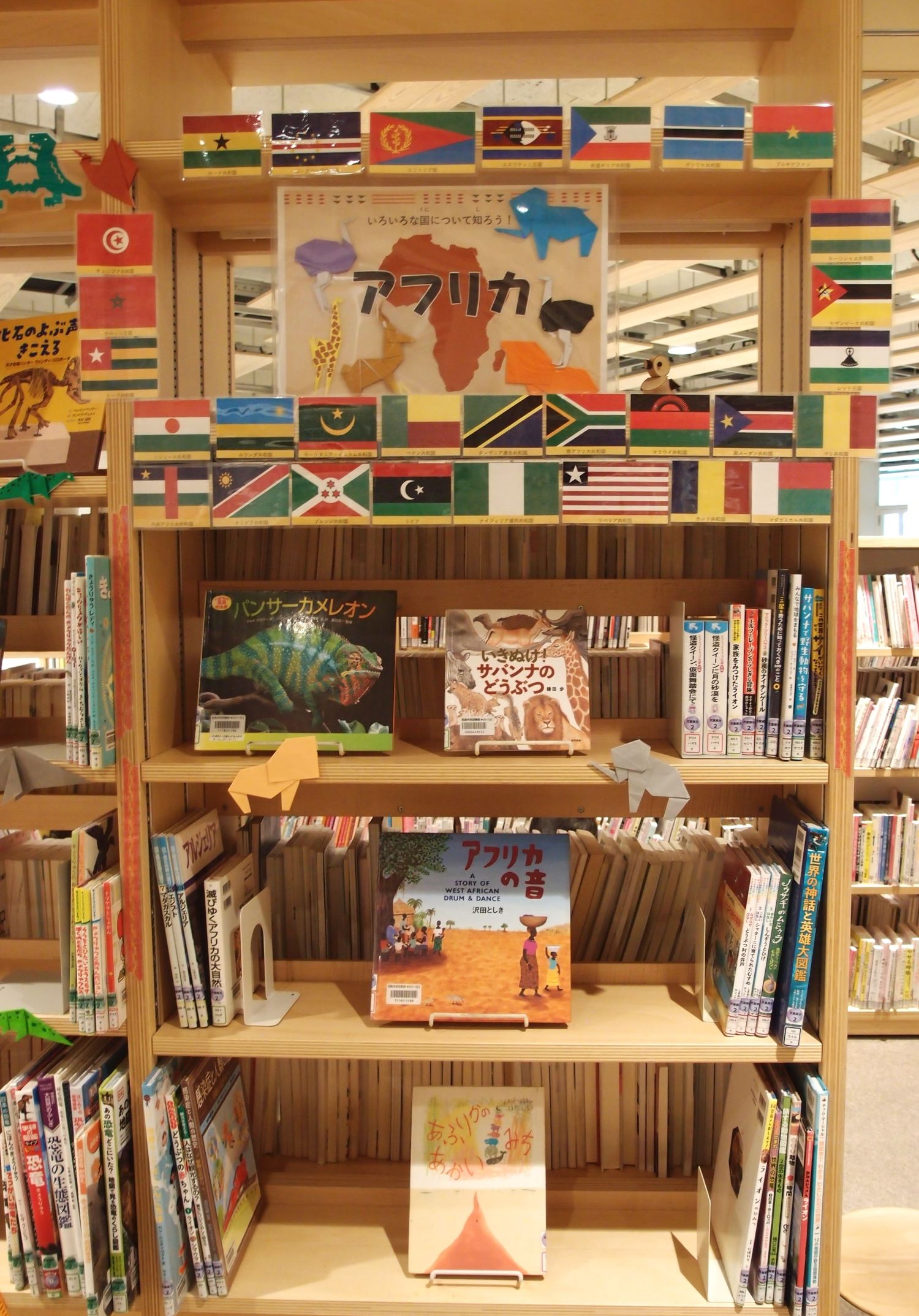 展示の本が棚に並んでいる様子の写真