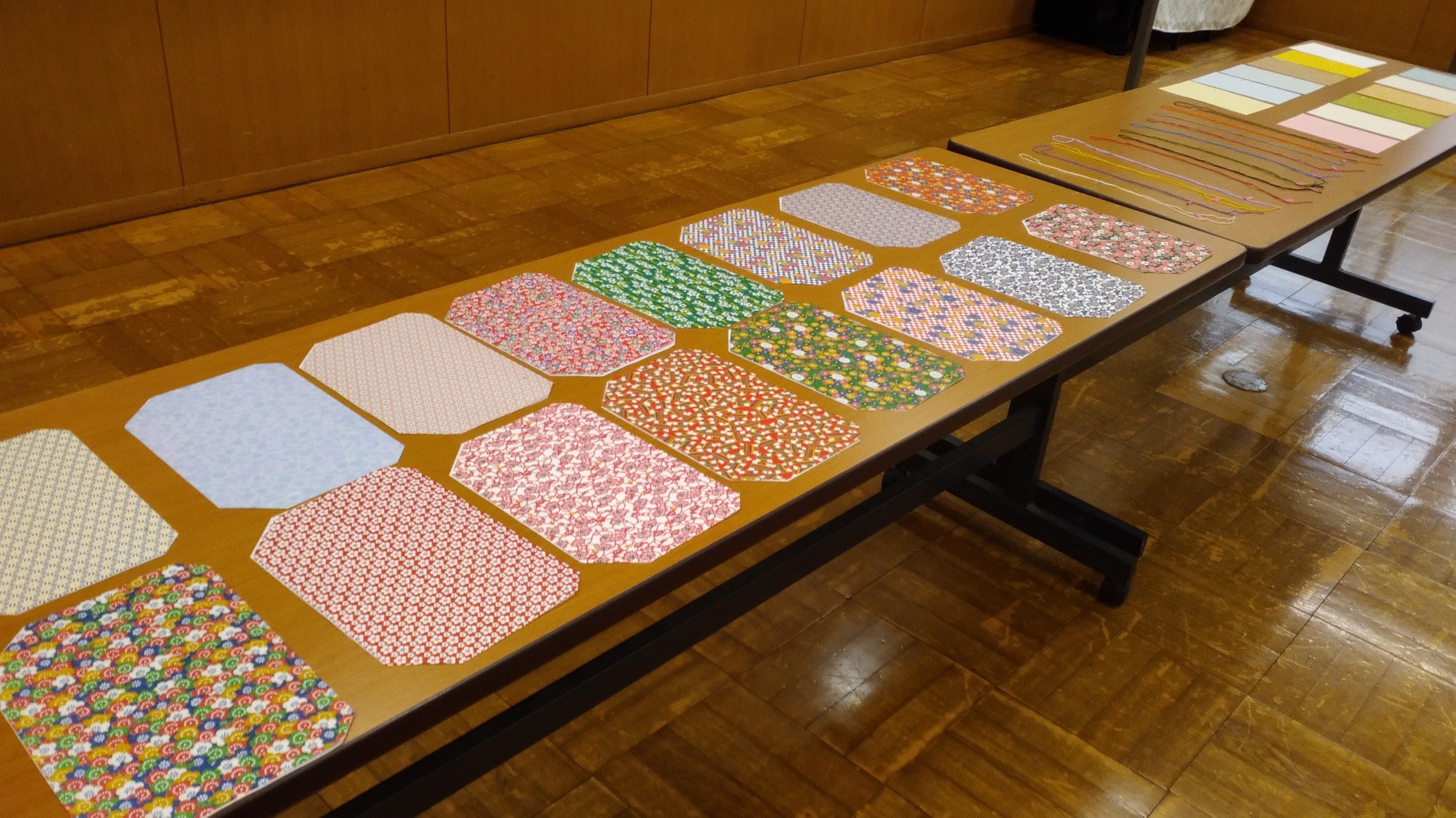 机の上に置いた和本の作りの材料