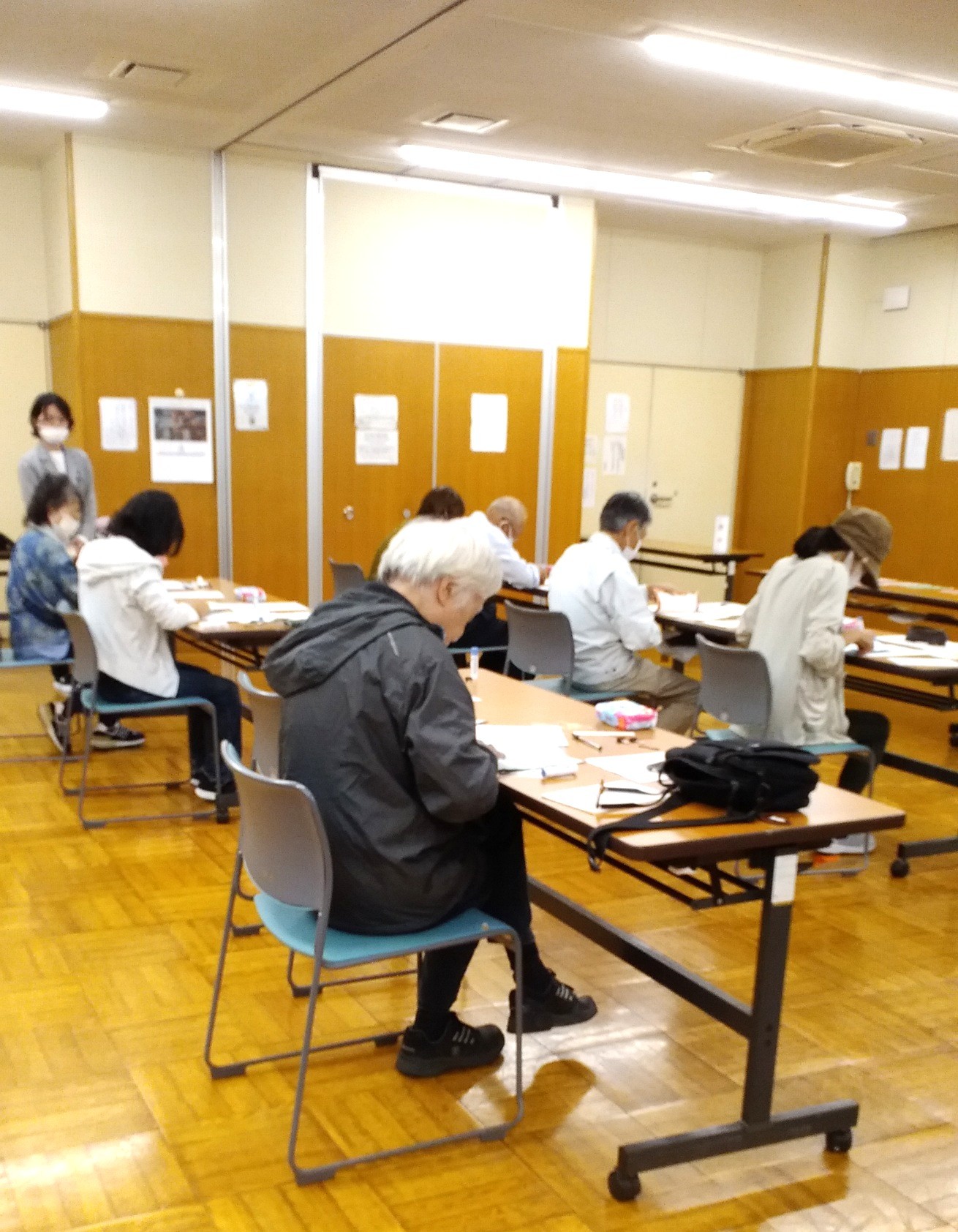 はじめての和本づくり体験の様子