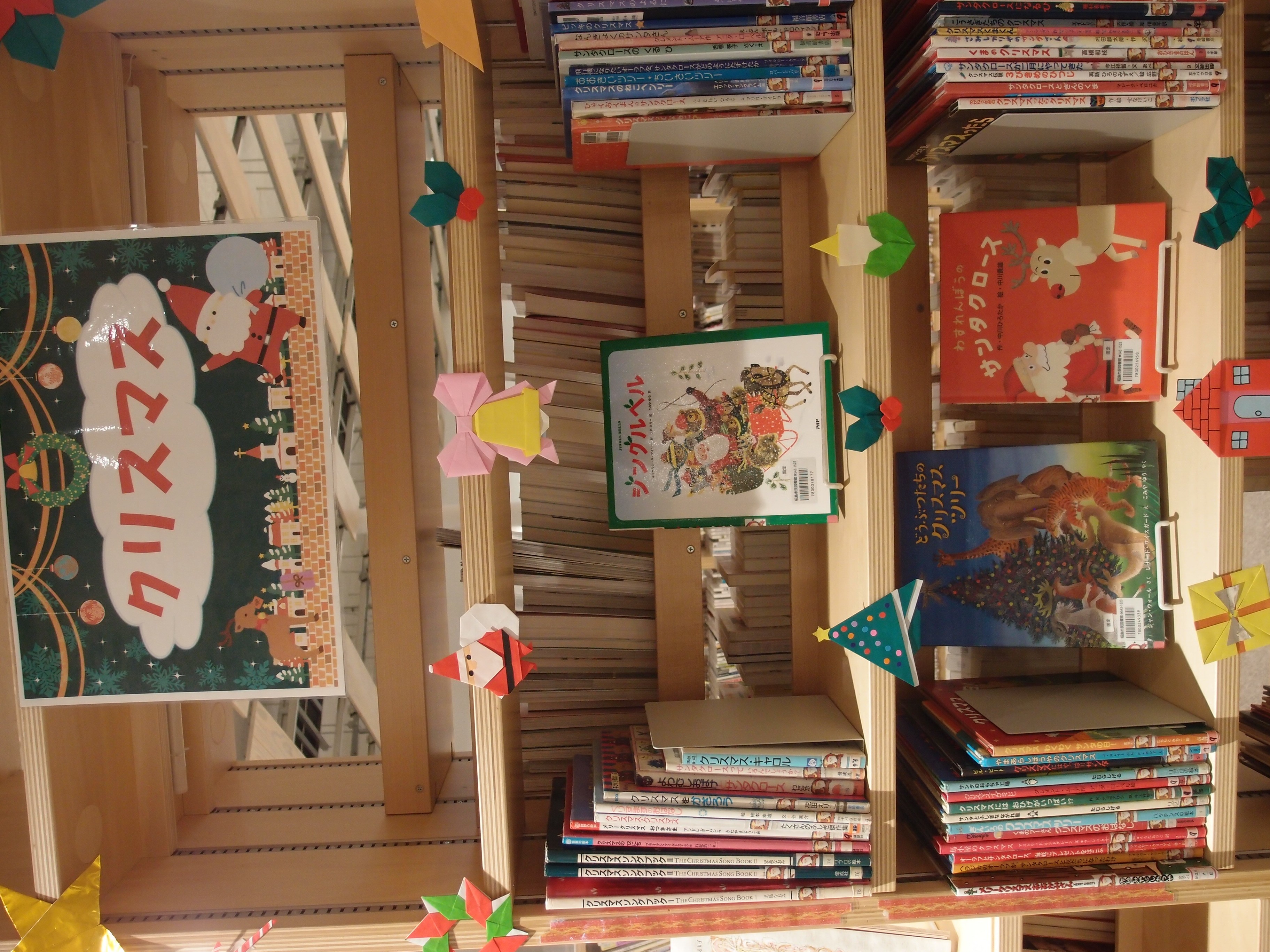 展示の本が棚に並んでいる様子の写真