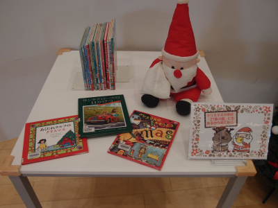 展示の本が棚に並んでいる様子の写真