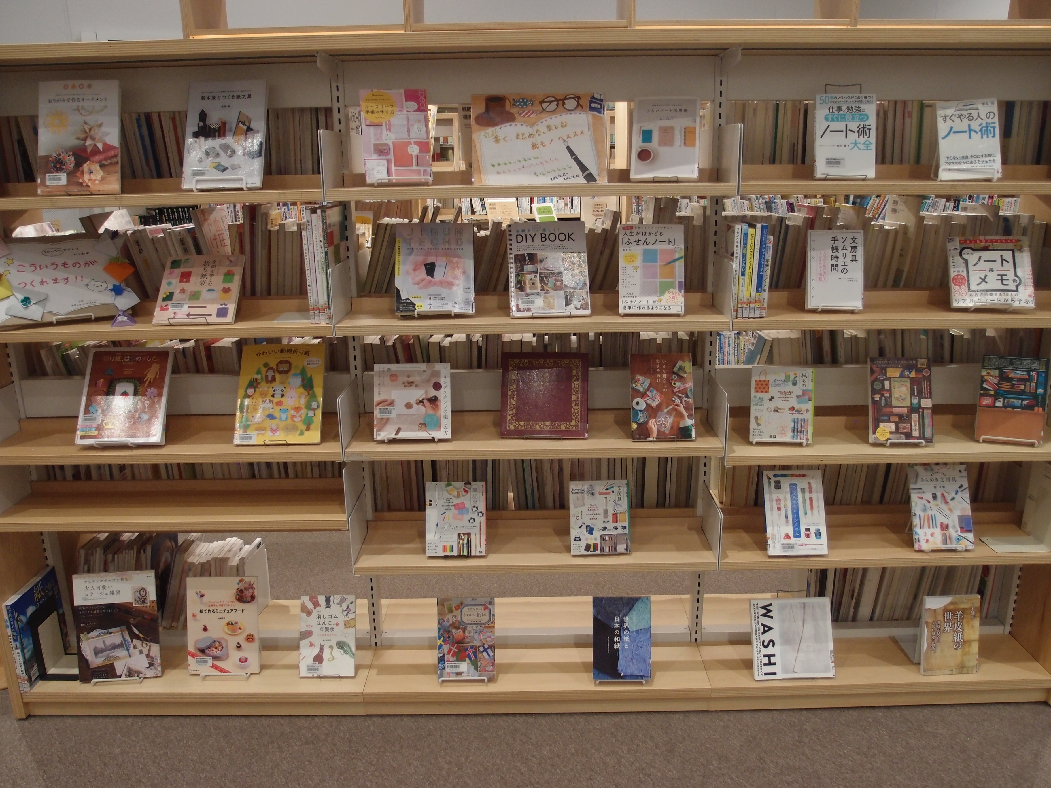 展示の本が棚に並んでいる写真