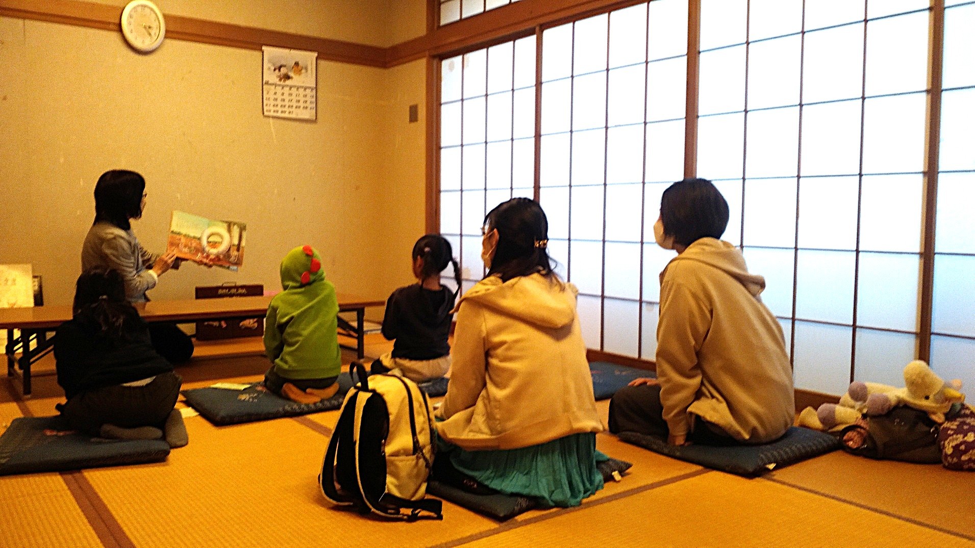 絵本の読み聞かせの様子