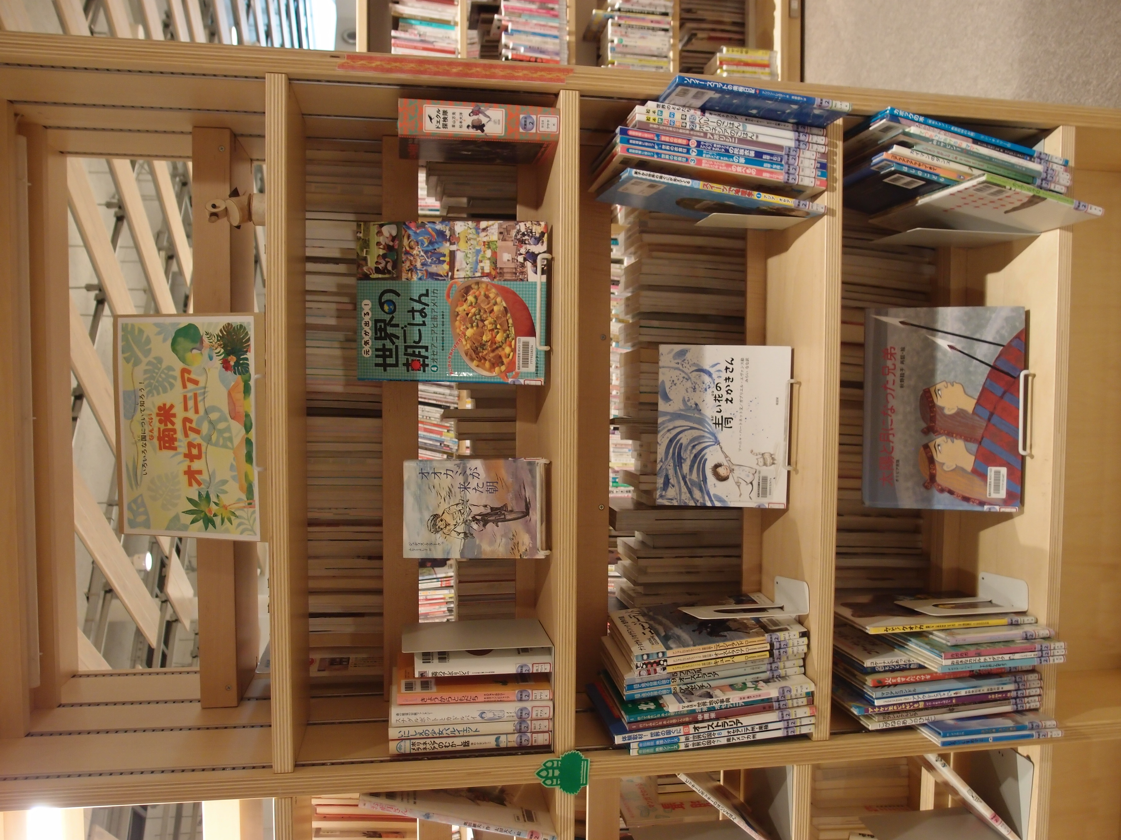 展示の本が棚に並んでいる様子の写真