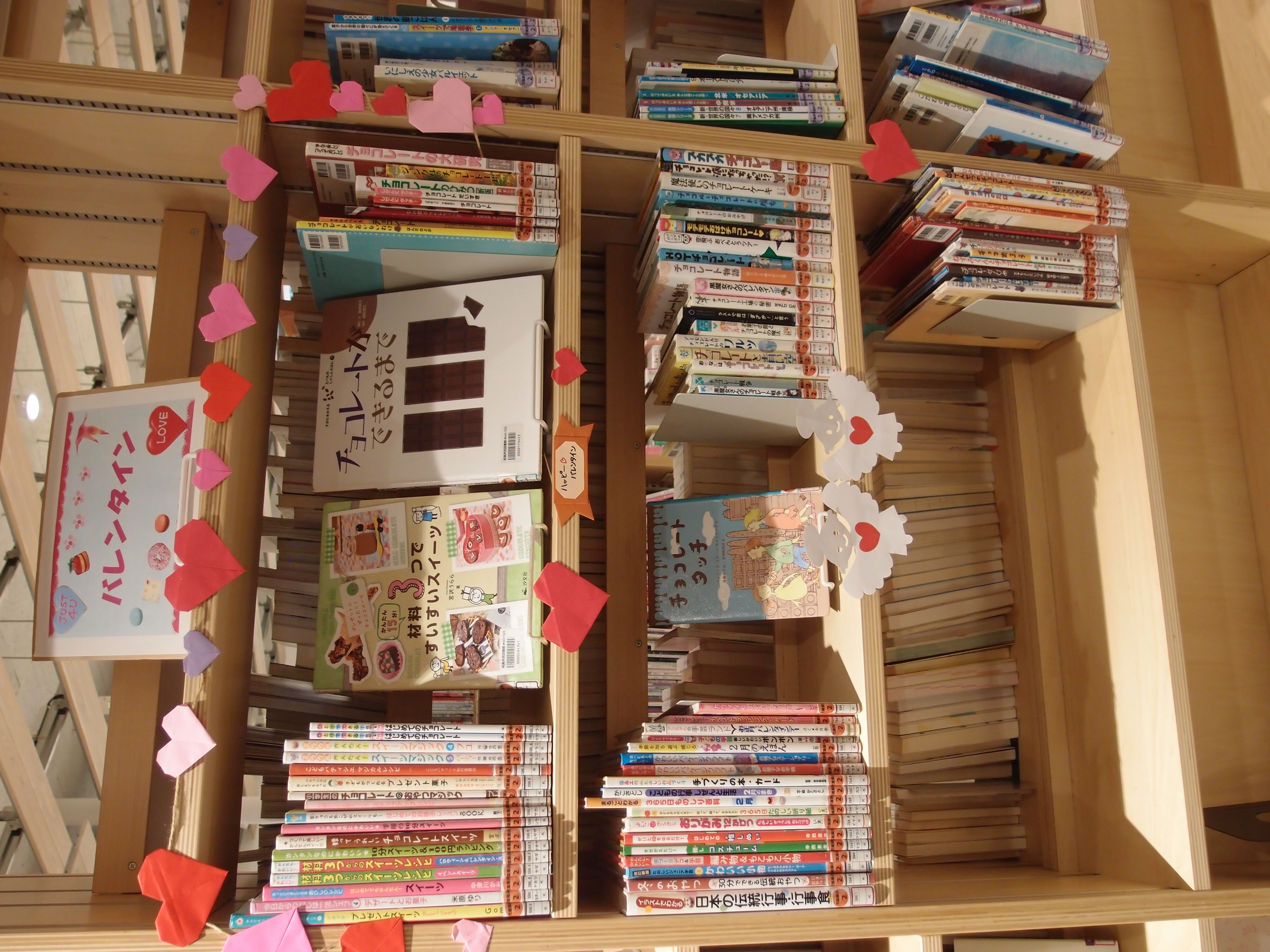 展示の本が棚に並んでいる様子の写真