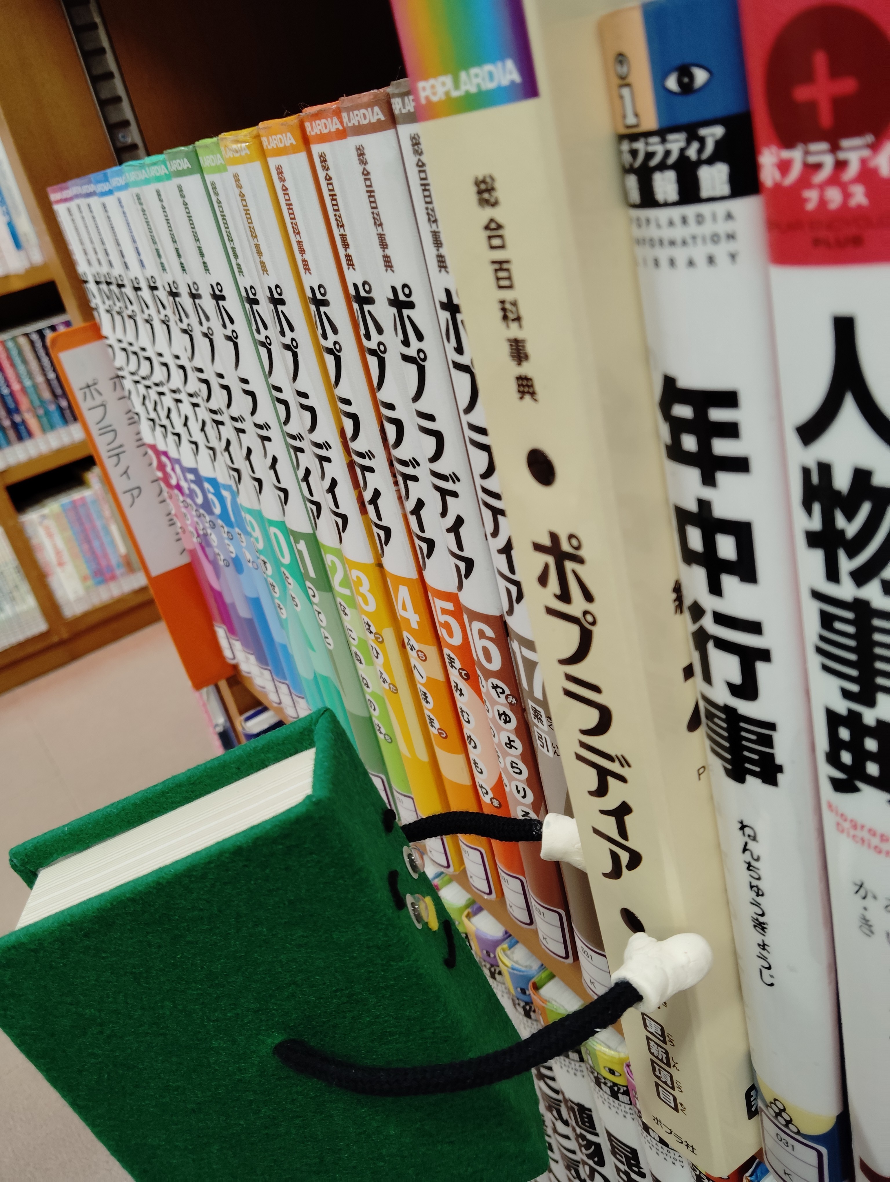 本が棚に並んでいる写真