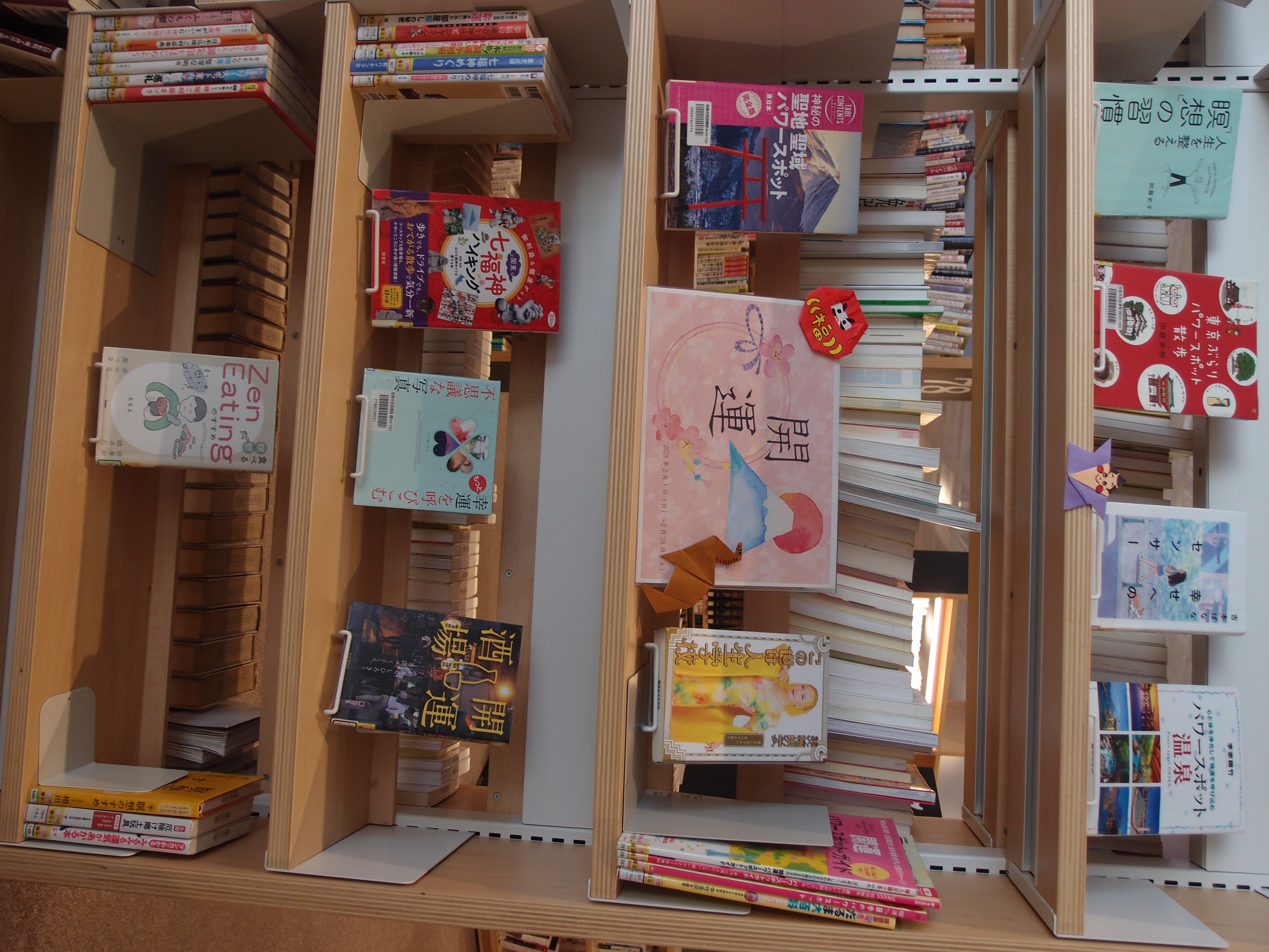 棚に展示の本が並んでいる様子の写真