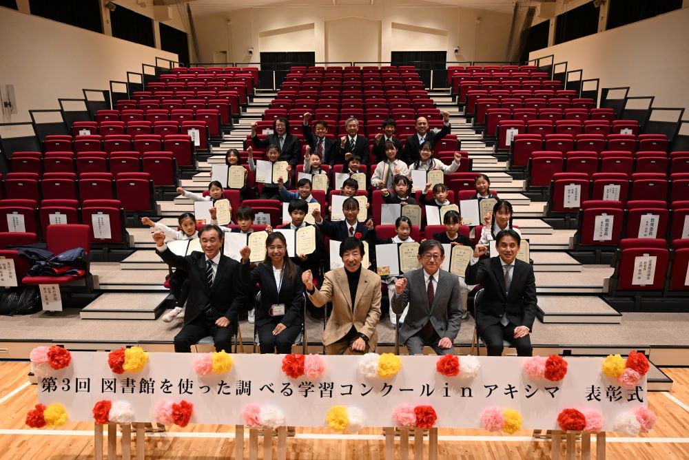 受賞した生徒たちや市長との集合写真