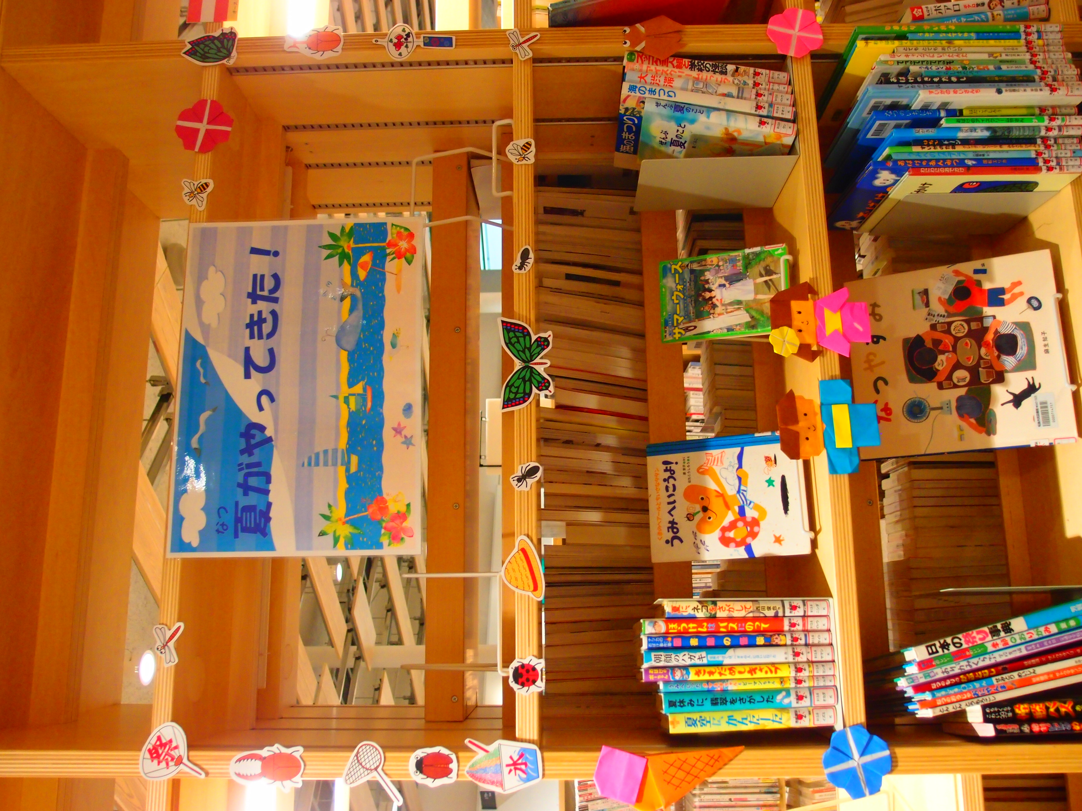 展示の本が棚に並んでいる様子の写真