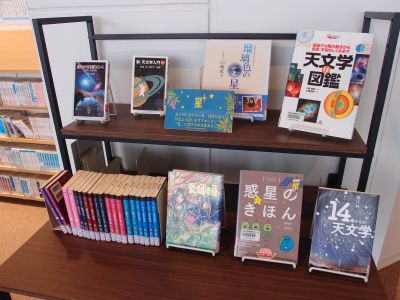 展示の本が机に並んでいる様子の写真
